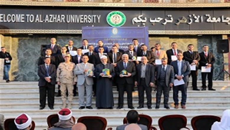 رئيس جامعة الأزهر يطمئن حضور حفل ختام الأنشطة الطلابية على صحة الإمام الأكبر