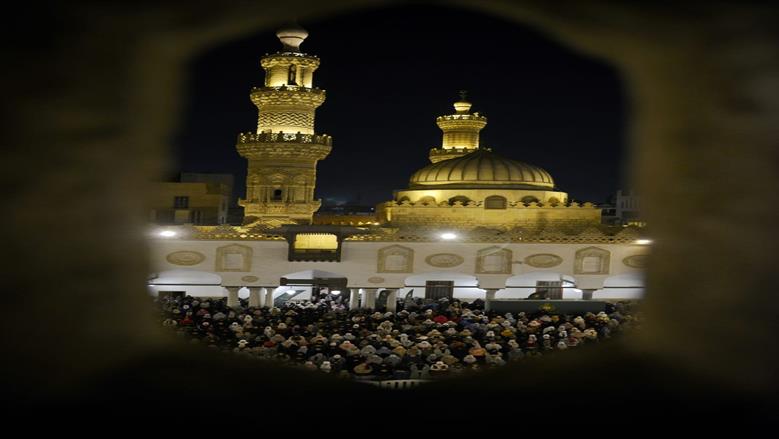 خشوع وبكاء المصلين أثناء الدعاء ليلة 27 رمضان من مسجد عمرو بن العاص