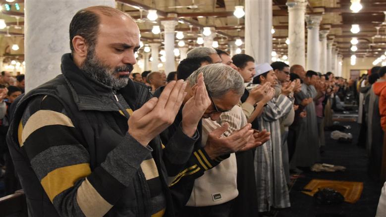 خشوع وبكاء المصلين أثناء الدعاء ليلة 27 رمضان من مسجد عمرو بن العاص