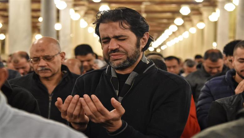 خشوع وبكاء المصلين أثناء الدعاء   ليلة 27 رمضان من مسجد عمرو بن العاص