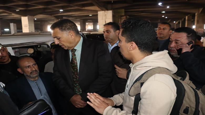 محافظ القليوبية يُجري جولة بموقف بنها العمومي لمتابعة الالتزام بتعريفة الركوب الجديدة