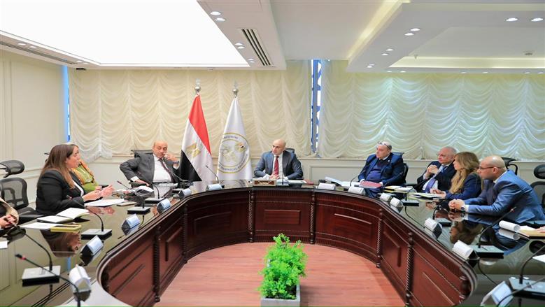 وزير التعليم يبحث تطوير 1200 مدرسة فنية وفق المعايير الدولية   