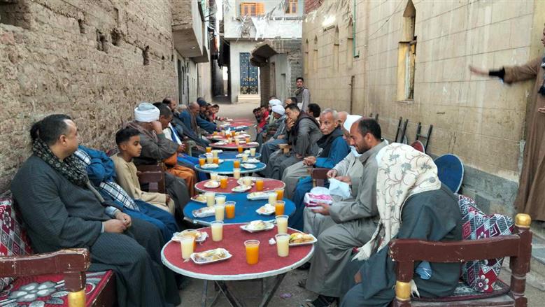 مائدة تجمع 17 عائلة.. 