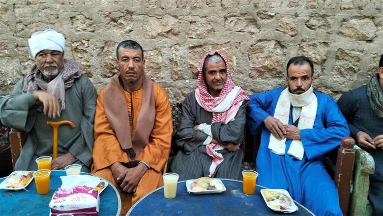 مائدة تجمع 17 عائلة.. 