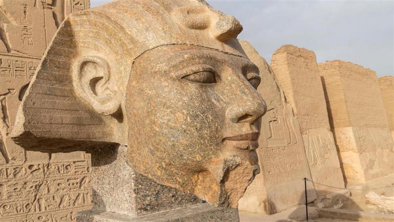 السياحة: انتهاء ترميم رأس تمثال من الجرانيت للملك رمسيس الثاني بمعبده في أبيدوس