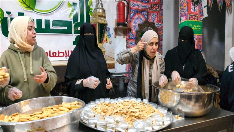 سيدات الفيوم فى مهمة «كحك وبسكوت» للأسر الأولى بالرعاية