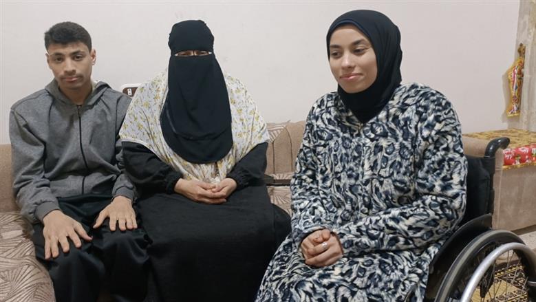 الأم المثالية البديلة في مطروح وحولها أبنائها وأسرتها