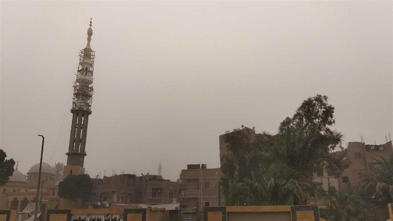 نشاط للرياح وعاصفة ترابية تضرب أسيوط بشكل مفاجئ
