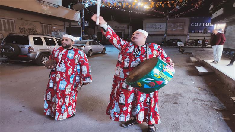 بـ«طبلة الأجداد».. كريم وحسين يجوبان شوارع المنيا لإيقاظ الصائمين: احنا المسحراتية