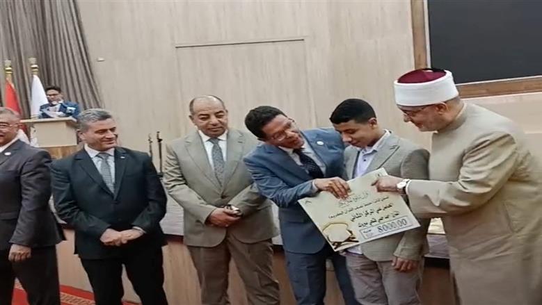 مفتي الجمهورية ورئيس جامعة بنها يشهدان احتفالية تكريم الفائزين فى مسابقة قرآن تتلوه الملائكة بالتعاون مع هيئة الشبان والمحافظة