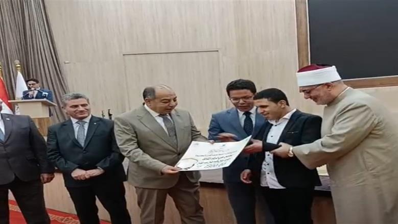 مفتي الجمهورية ورئيس جامعة بنها يشهدان احتفالية تكريم الفائزين فى مسابقة قرآن تتلوه الملائكة بالتعاون مع هيئة الشبان والمحافظة