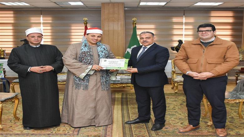 محافظ الشرقية يُكرّم حفظة كتاب الله المشاركين في برنامج