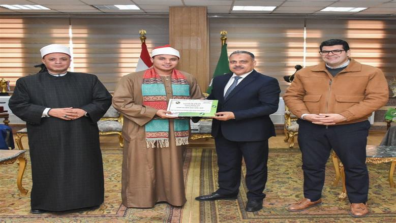 محافظ الشرقية يُكرّم حفظة كتاب الله المشاركين في برنامج