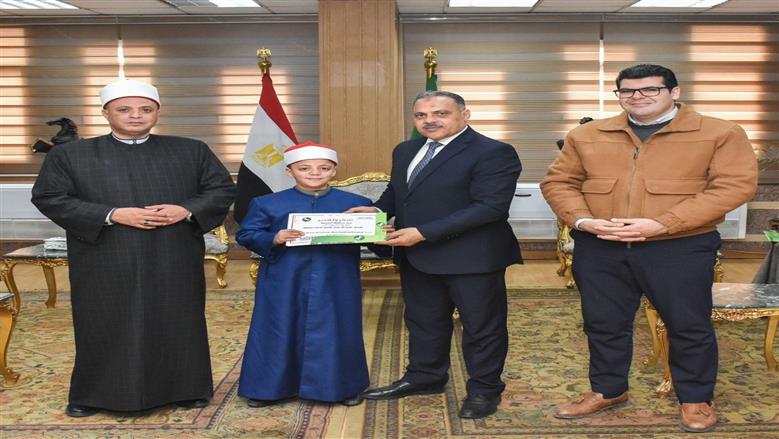 محافظ الشرقية يُكرّم حفظة كتاب الله المشاركين في برنامج