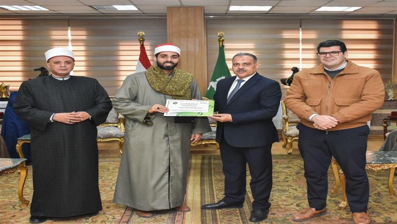 محافظ الشرقية يُكرّم حفظة كتاب الله المشاركين في برنامج