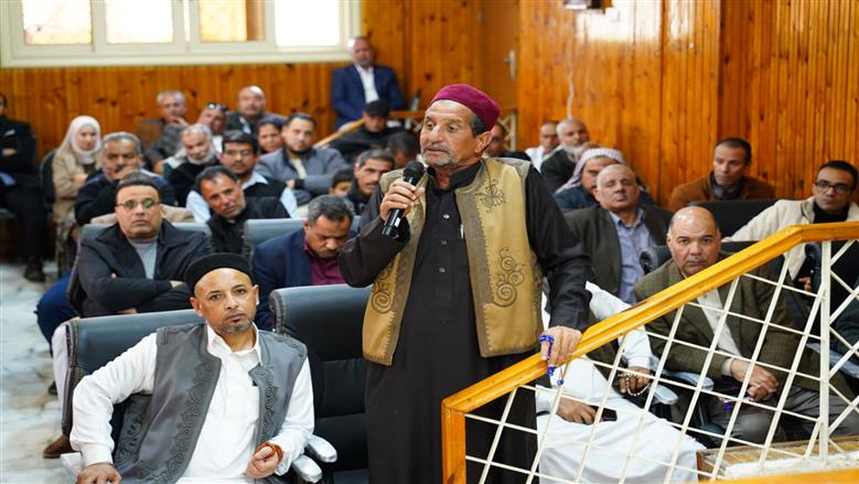 محافظ مطروح خلال معاينة مشكلة المياه الجوفية لمساكن حفر الباطن بمدينة الحمام 