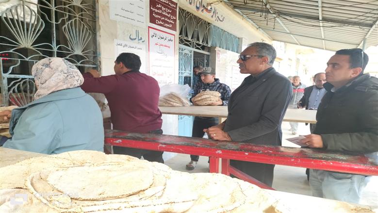 سكرتير عام محافظة مطروح خلال المرور علي أحد المخابز البلدية بمطروح