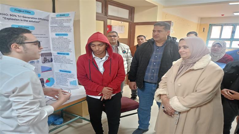 وكيل تعليم مطروح خلال لقائها مع طلاب مدرسة الضبعة النووية