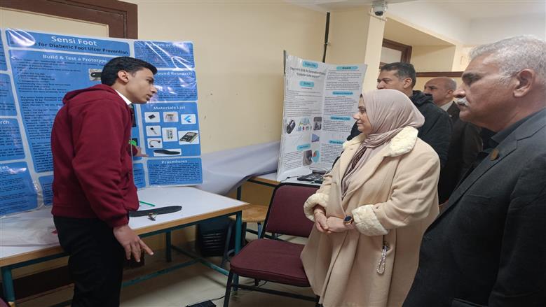 وكيل تعليم مطروح خلال لقائها مع طلاب مدرسة الضبعة النووية