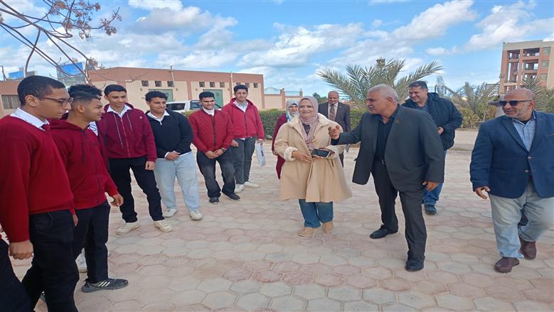 وكيل تعليم مطروح خلال لقائها مع طلاب مدرسة الضبعة النووية