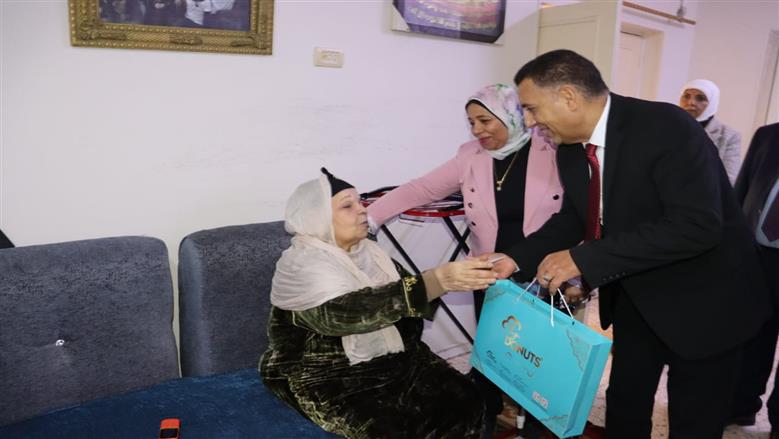 محافظ القليوبية يشارك فتيات