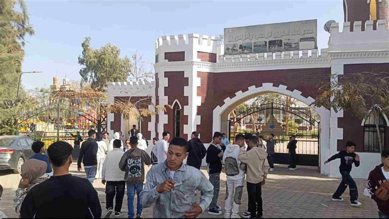حدائق القناطر كاملة العدد في أول ايام العيد والأطفال والشباب أبرز الزوار