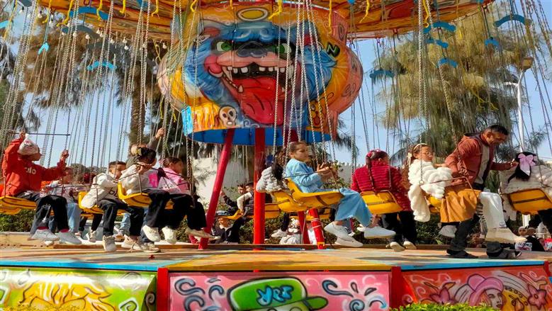 حدائق القناطر كاملة العدد في أول ايام العيد والأطفال والشباب أبرز الزوار
