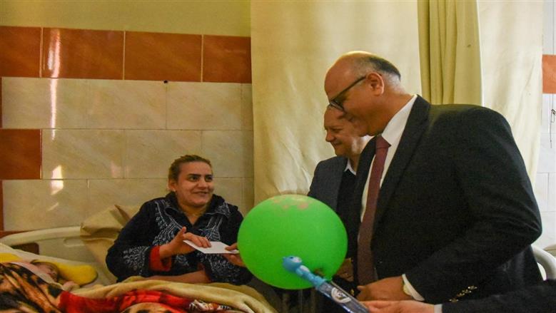 محافظ الإسكندرية يزور أطفال مستشفى الانفوشي 