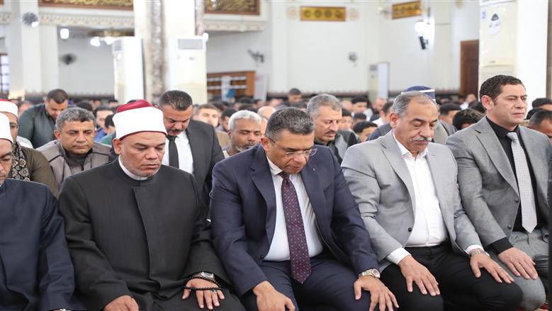 محافظ البحر الأحمر يؤدي صلاة العيد بمسجد الميناء وسط حشود من المواطنين