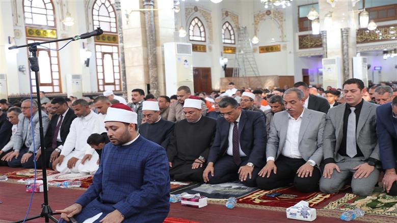 محافظ البحر الأحمر يؤدي صلاة العيد