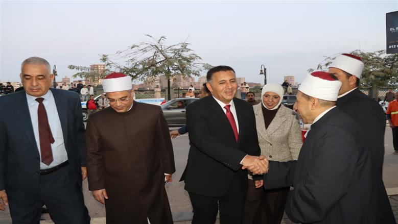 محافظ القليوبية يؤدي صلاة عيد الفطر بمسجد 