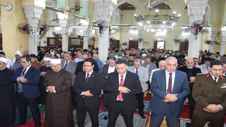 محافظ القليوبية يؤدي صلاة عيد الفطر بمسجد 