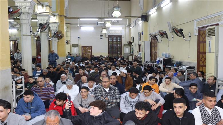 محافظ القليوبية يؤدي صلاة عيد الفطر بمسجد 