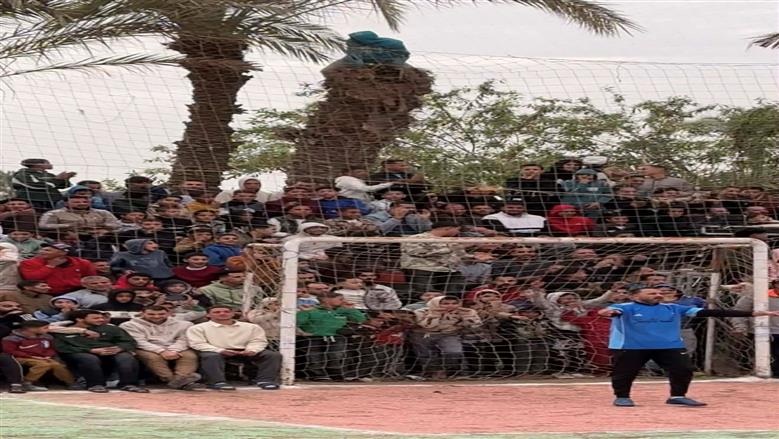 جماهير تعلقت بالنخيل وأسطح المنازل لمتابعة مباراة كرة خماسية ببني سويف