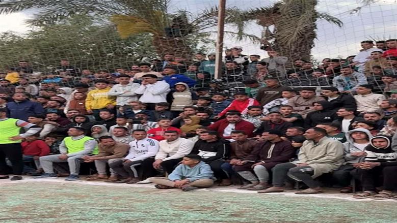 جماهير تعلقت بالنخيل وأسطح المنازل لمتابعة مباراة كرة خماسية ببني سويف