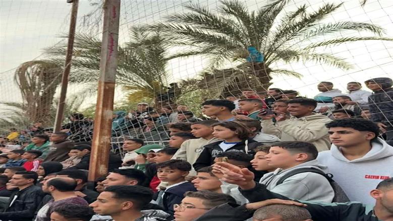 جماهير تعلقت بالنخيل وأسطح المنازل لمتابعة مباراة كرة خماسية ببني سويف
