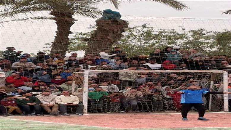جماهير تعلقت بالنخيل وأسطح المنازل لمتابعة مباراة كرة خماسية ببني سويف