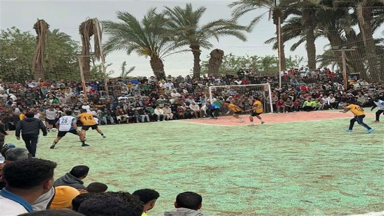 جماهير تعلقت بالنخيل وأسطح المنازل لمتابعة مباراة كرة خماسية ببني سويف