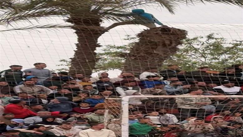 جماهير تعلقت بالنخيل وأسطح المنازل لمتابعة مباراة كرة خماسية ببني سويف