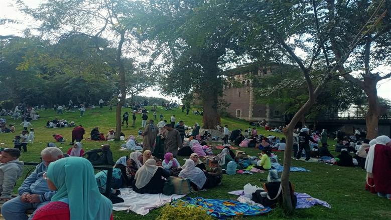حدائق القناطر الخيرية كاملة العدد في رابع يوم عيد ورفع 30 ألف طن قمامة بمساعدة الزائرين
