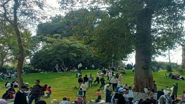 حدائق القناطر الخيرية كاملة العدد في رابع يوم عيد ورفع 30 ألف طن قمامة بمساعدة الزائرين
