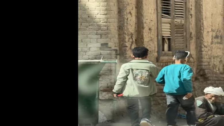 عطاء من القلب.. طفل يتبرع بالعيدية لمسن في أحد شوارع قنا