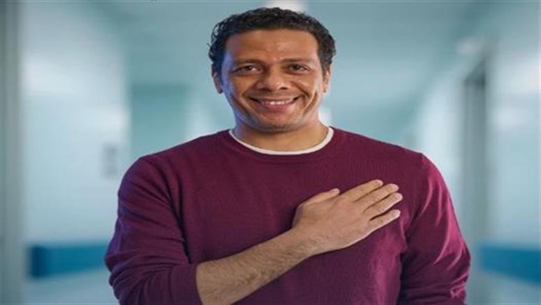 «علموني عنيكي أسافر».. حمزة العيلي يغني لمحمد منير في حفل بلاك تيما 