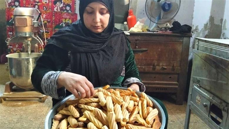 كعك وبسكوت على الطريقة الصعيدية.. حكاية أم وليد في البداري بأسيوط