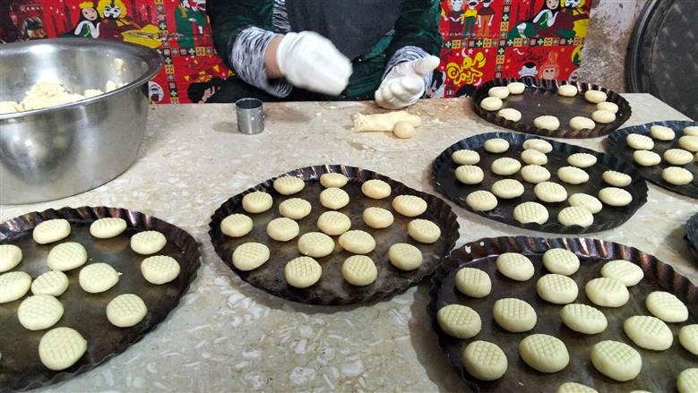 كعك وبسكوت على الطريقة الصعيدية.. حكاية أم وليد في البداري بأسيوط