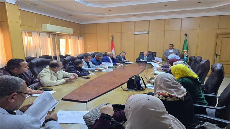 سكرتير عام الفيوم يتابع آليات تسريع العمل بملف التصالح في مخالفات البناء