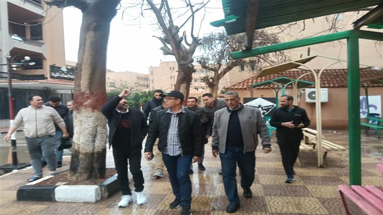 رئيس جامعة بنها يتفقد المنشآت الجامعية وإزالة آثار مياه الأمطار