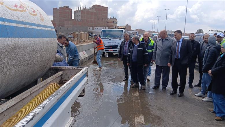 محافظ القليوبية يتفقد جهود شفط مياه الأمطار ويؤكد انتظام الحركة المرورية