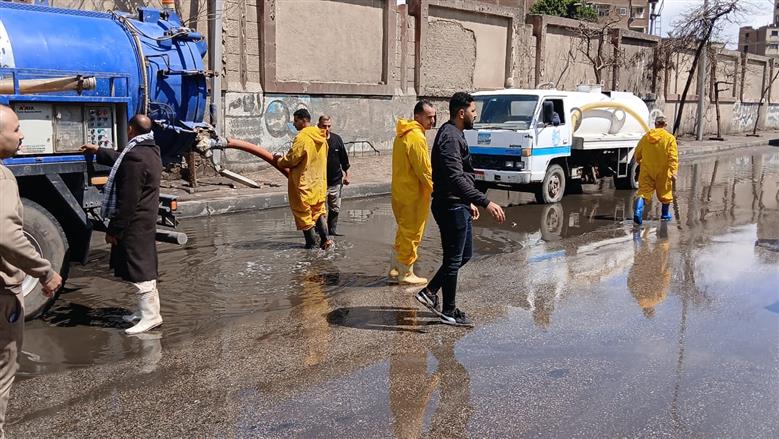 محافظ القليوبية يتفقد جهود شفط مياه الأمطار ويؤكد انتظام الحركة المرورية