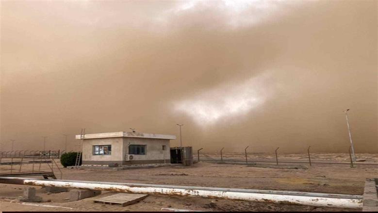 محافظة البحر الأحمر تعيد فتح طريق الزعفرانة بعد زوال العاصفة الترابية